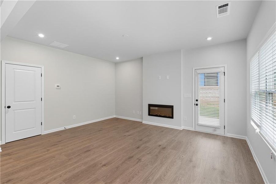 Spacious, unfurnished interior of a new home in Meadow Pines, Dallas (Image 11).