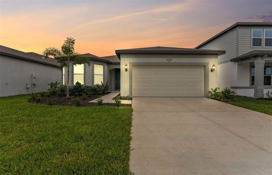 Exterior details and patio area of a home in Evergreen, Thonotosassa (Image 3).