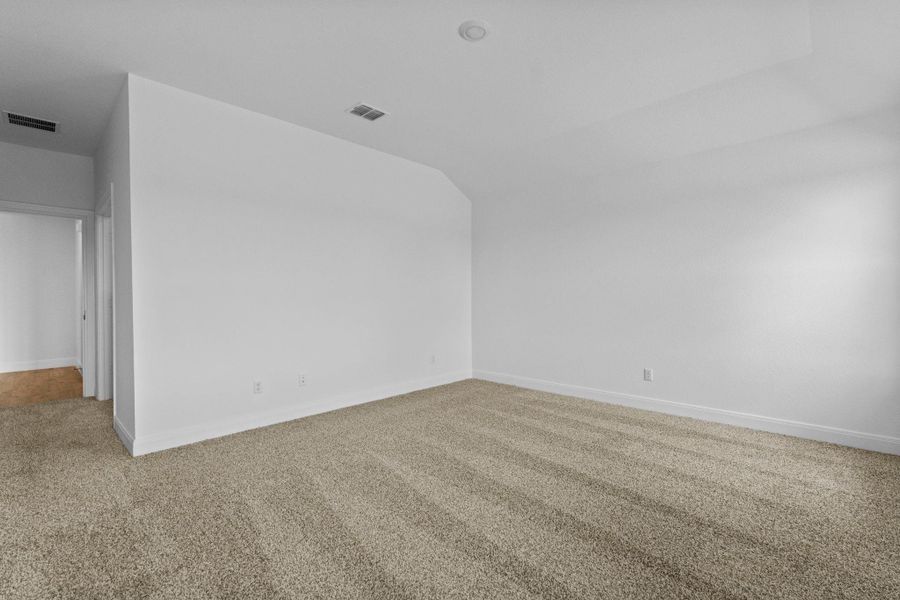 Spacious, unfurnished interior of a new home in Railhead, Cedar Creek (Image 34).
