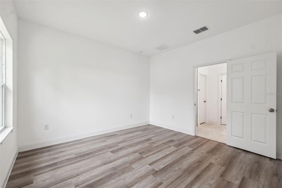 Spacious, unfurnished interior of a new home in , Ocala (Image 13).
