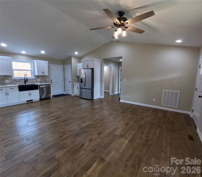 Spacious, unfurnished interior of a new home in , Marion (Image 13).