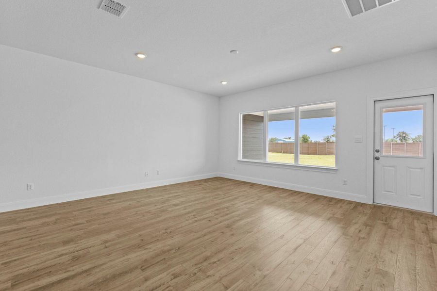 Spacious, unfurnished interior of a new home in Railhead, Cedar Creek (Image 18).