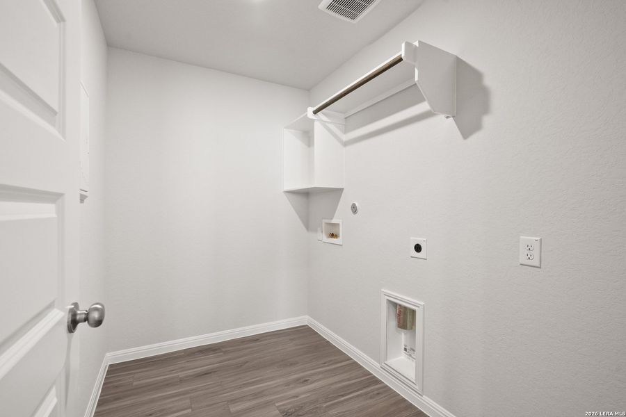 Spacious, unfurnished interior of a new home in Hunters Ranch, San Antonio (Image 26).