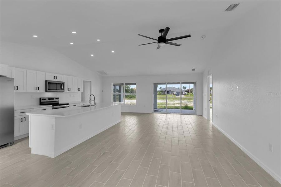 Spacious, unfurnished interior of a new home in , Cape Coral (Image 14).