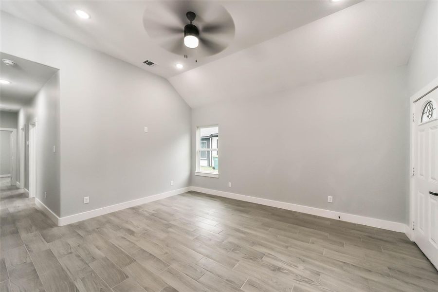 Spacious, unfurnished interior of a new home in , Conroe (Image 15).