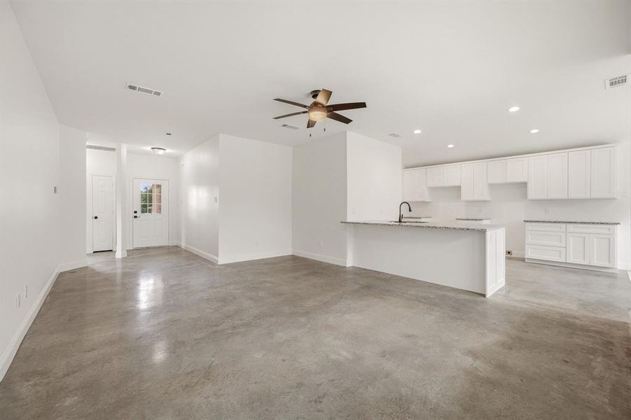 Spacious, unfurnished interior of a new home in , Weatherford (Image 15).