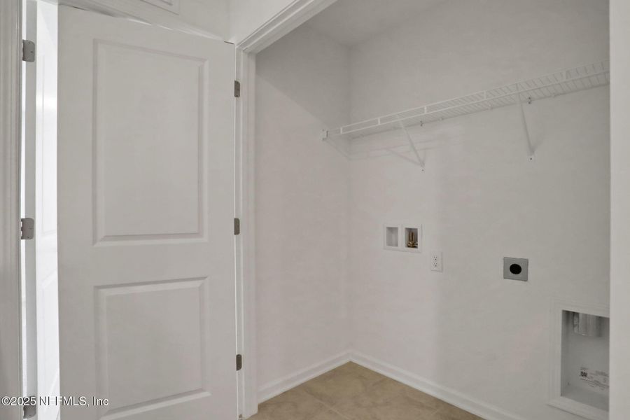 Spacious, unfurnished interior of a new home in Atlantis Pointe, Middleburg (Image 27).