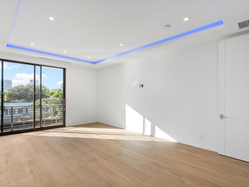 Spacious, unfurnished interior of a new home in , Fort Lauderdale (Image 24).