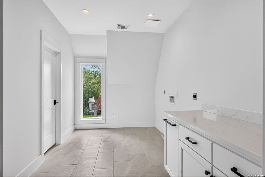 Spacious, unfurnished interior of a new home in , Alamo Heights (Image 43).