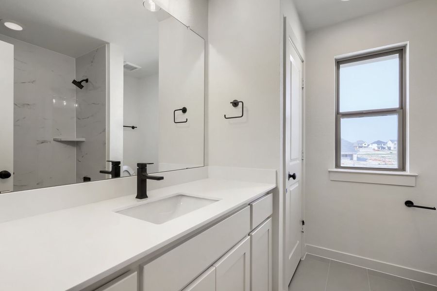 1705 Clover Fern - Full Bathroom