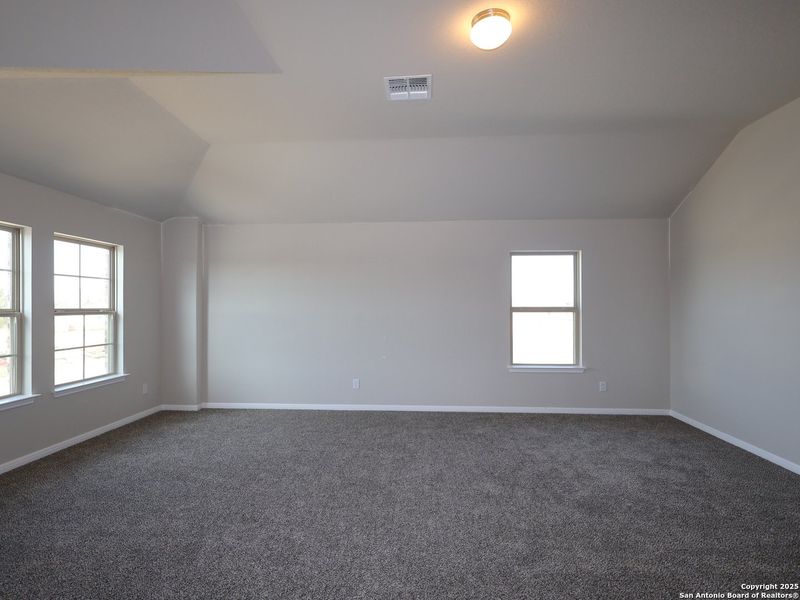 Spacious, unfurnished interior of a new home in Cinco Lakes, San Antonio (Image 20).