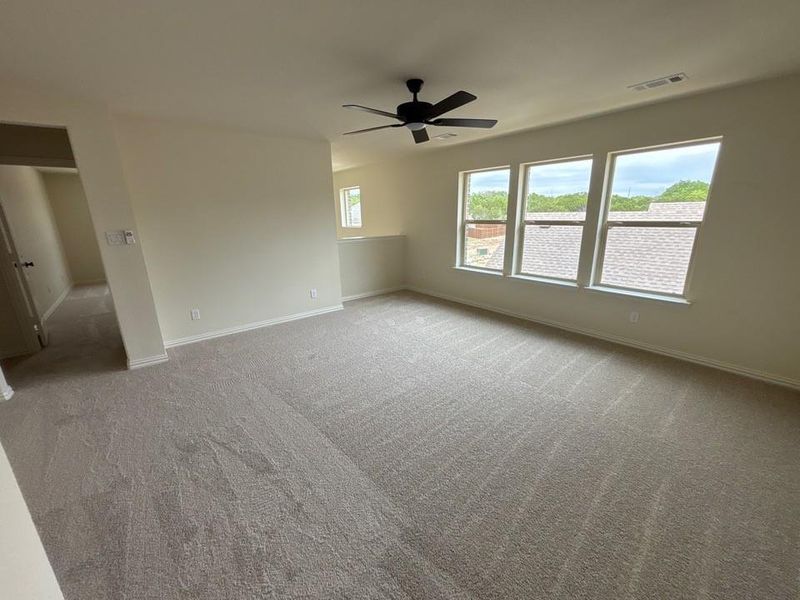 Spacious, unfurnished interior of a new home in Waterford Park, Weatherford (Image 12).