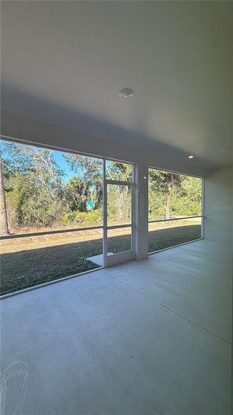 Spacious, unfurnished interior of a new home in Port Charlotte, Port Charlotte (Image 4).
