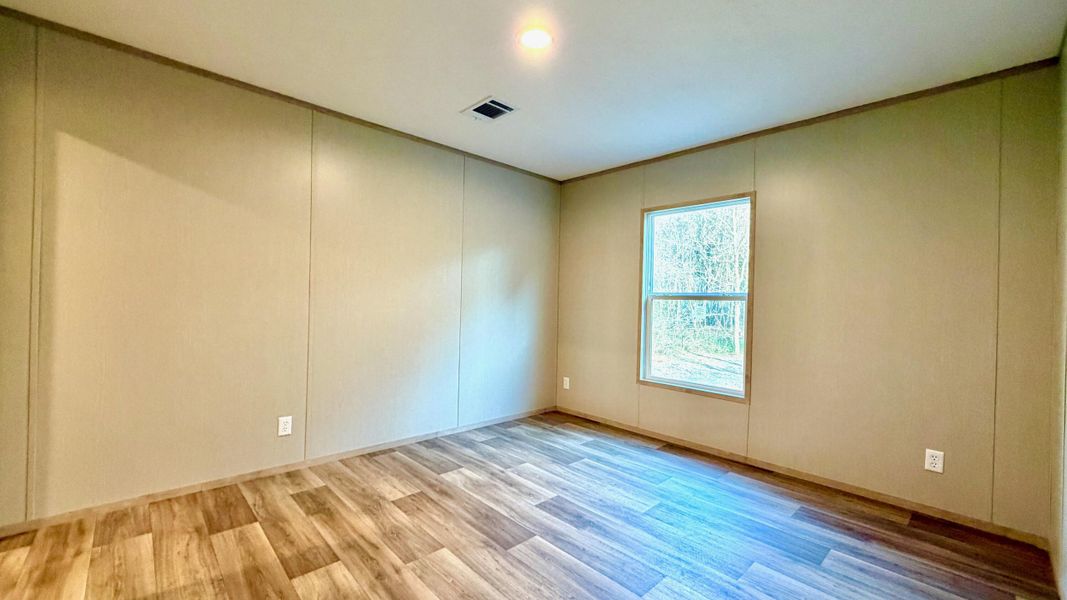 Spacious, unfurnished interior of a new home in , Bonneau (Image 18).