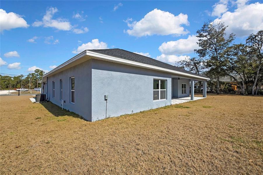 Exterior details and patio area of a home in , Weeki Wachee (Image 4).
