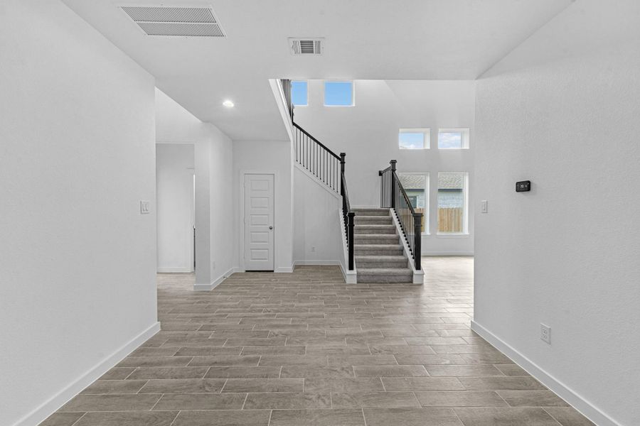 Spacious, unfurnished interior of a new home in Huntington Place, Rosharon (Image 23).