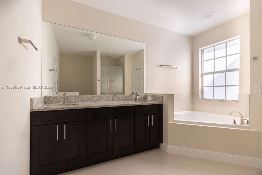 Furnished interior view inside a new home in , Tamarac (Image 19).