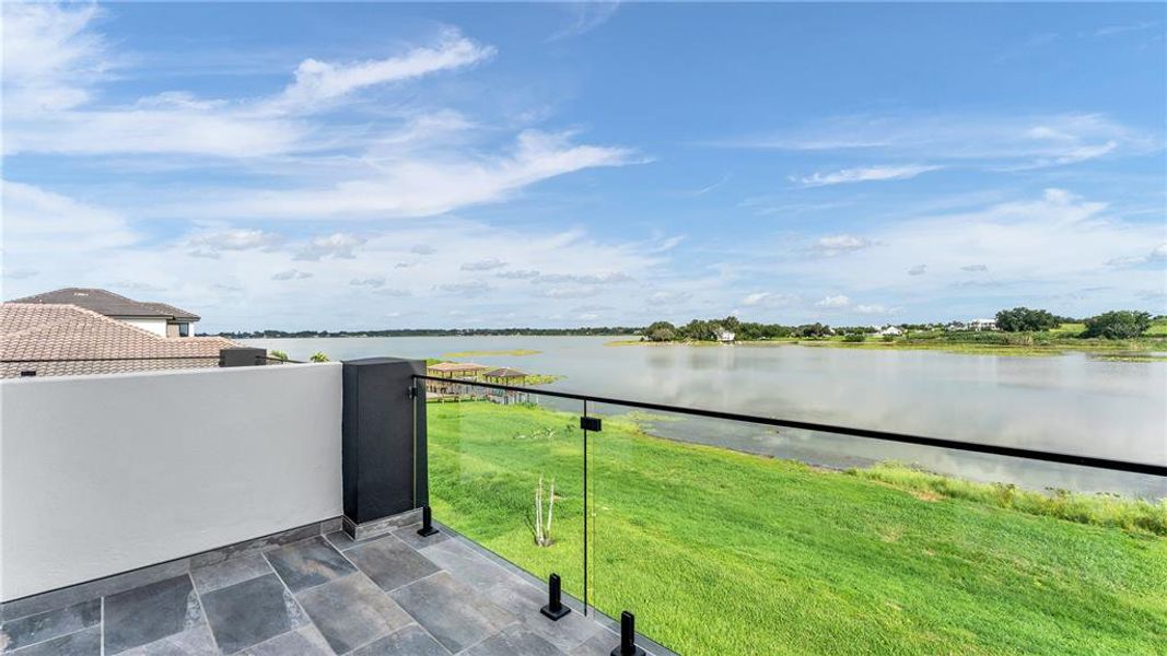 Exterior details and patio area of a home in , Lake Alfred (Image 28).