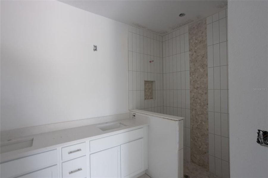 Spacious, unfurnished interior of a new home in , Englewood (Image 10).