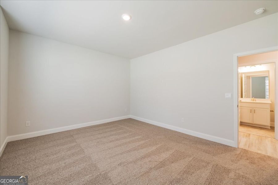Spacious, unfurnished interior of a new home in Oakview Estates, Macon (Image 35).