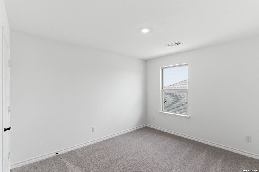Spacious, unfurnished interior of a new home in Nopal Valley, San Antonio (Image 36).