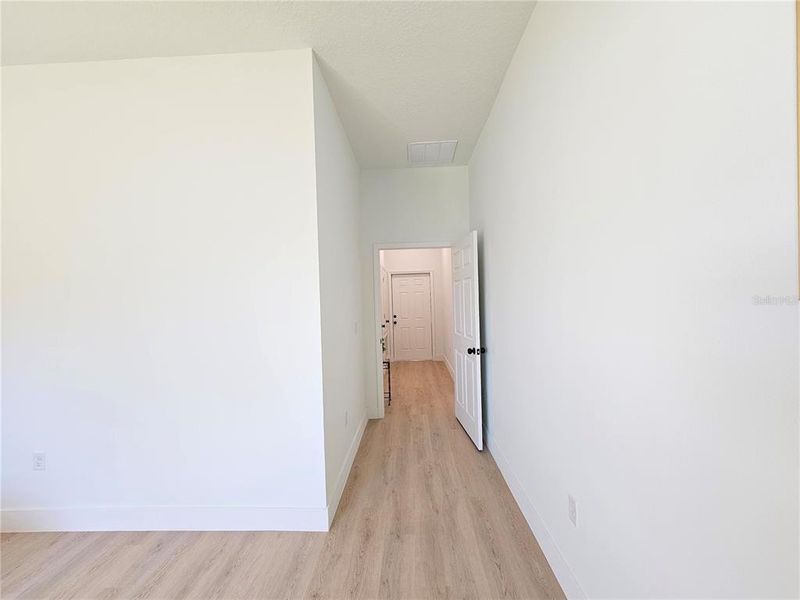 Spacious, unfurnished interior of a new home in , Ocala (Image 24).