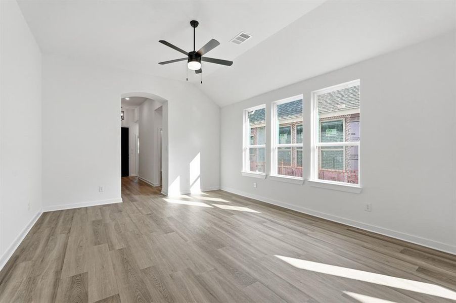 Spacious, unfurnished interior of a new home in Creekshaw, Royse City (Image 13).