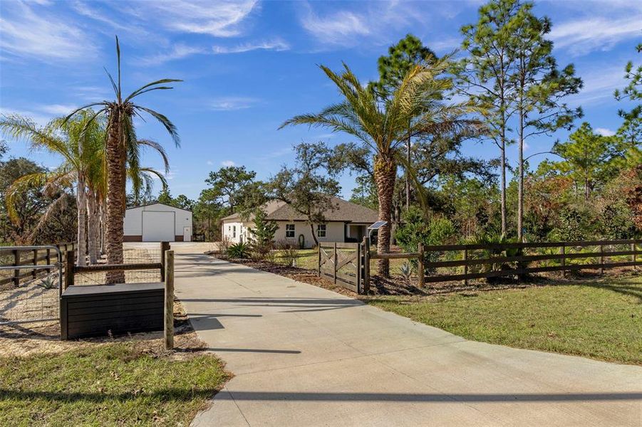 Community amenities in , Beverly Hills (Image 38).