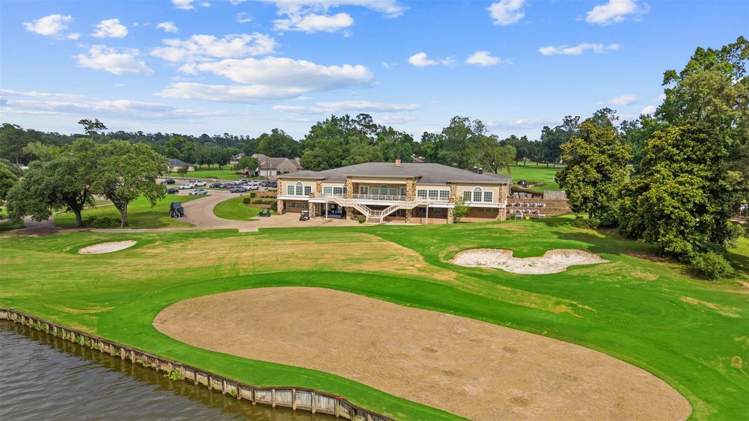 Golf course located within Elkins Lake.