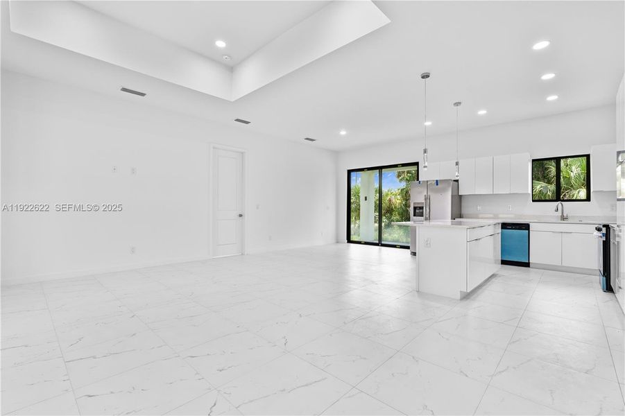 Spacious, unfurnished interior of a new home in , Lehigh Acres (Image 19).
