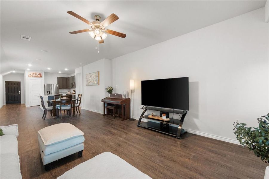 Furnished interior view inside a new home in Deer Creek, Fort Worth (Image 6).