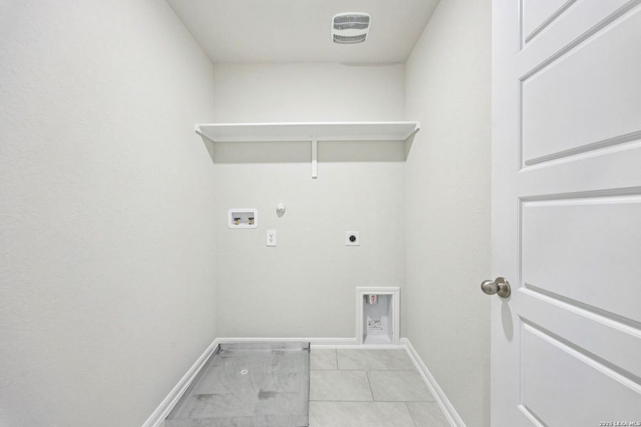 Spacious, unfurnished interior of a new home in Arcadia Ridge - Premier Series, San Antonio (Image 37).