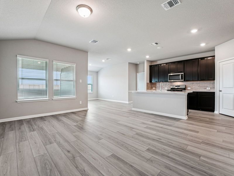 Spacious, unfurnished interior of a new home in Riverbend at Double Eagle - Reserve Collection, Cedar Creek (Image 8).