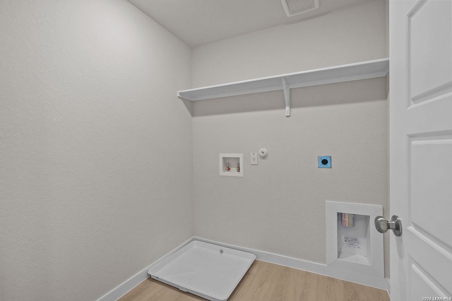 Spacious, unfurnished interior of a new home in Senna, Leon Valley (Image 31). Spacious, unfurnished interior of a new home in Senna, Leon Valley (Image 31).
