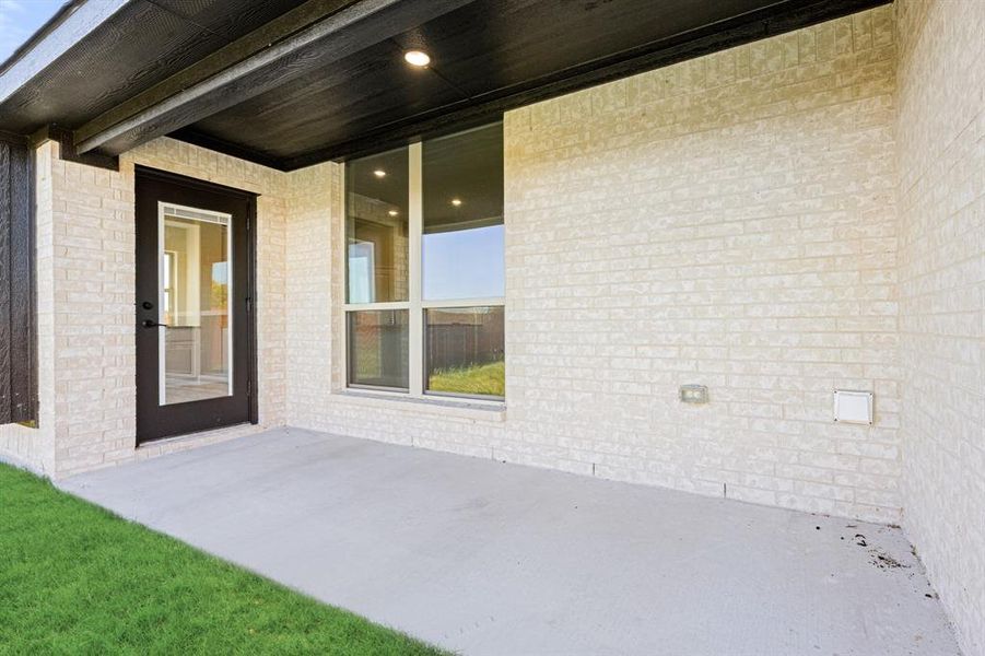 Exterior details and patio area of a home in The Retreat at North Grove 60, Waxahachie (Image 18). Exterior details and patio area of a home in The Retreat at North Grove 60, Waxahachie (Image 18).