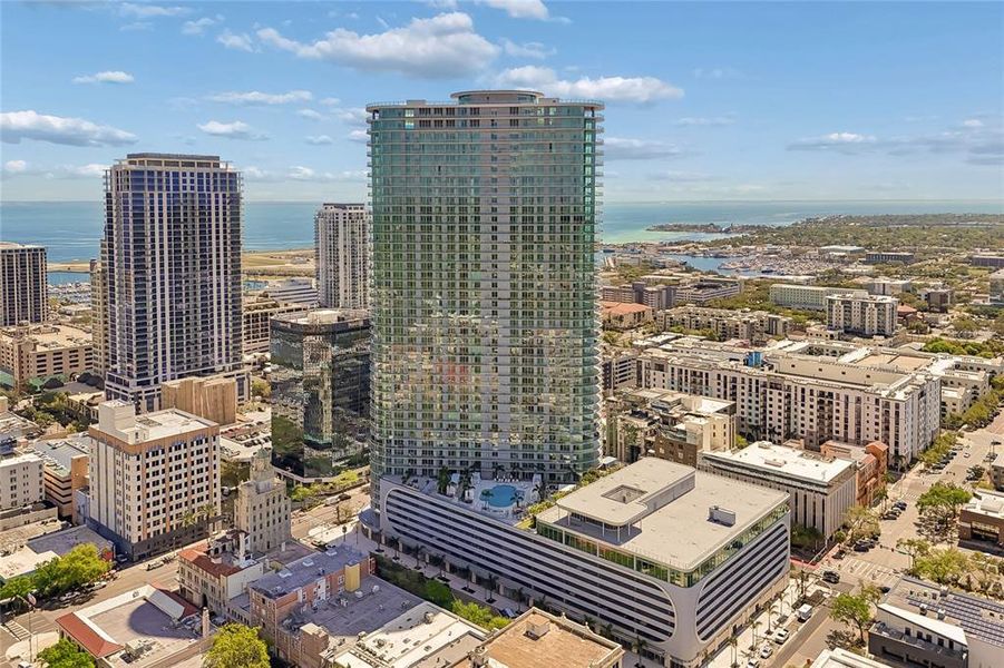 Condo located in St. Petersburg, FL showcasing its design and architecture (Image 38).