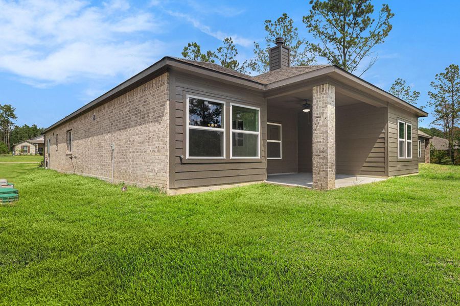 Exterior details and patio area of a home in Deer Pines, Conroe (Image 4).