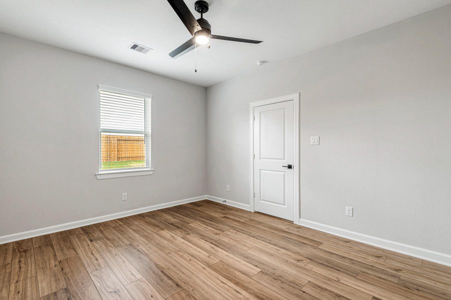 Spacious, unfurnished interior of a new home in Sweetwater Ridge, Conroe (Image 10).