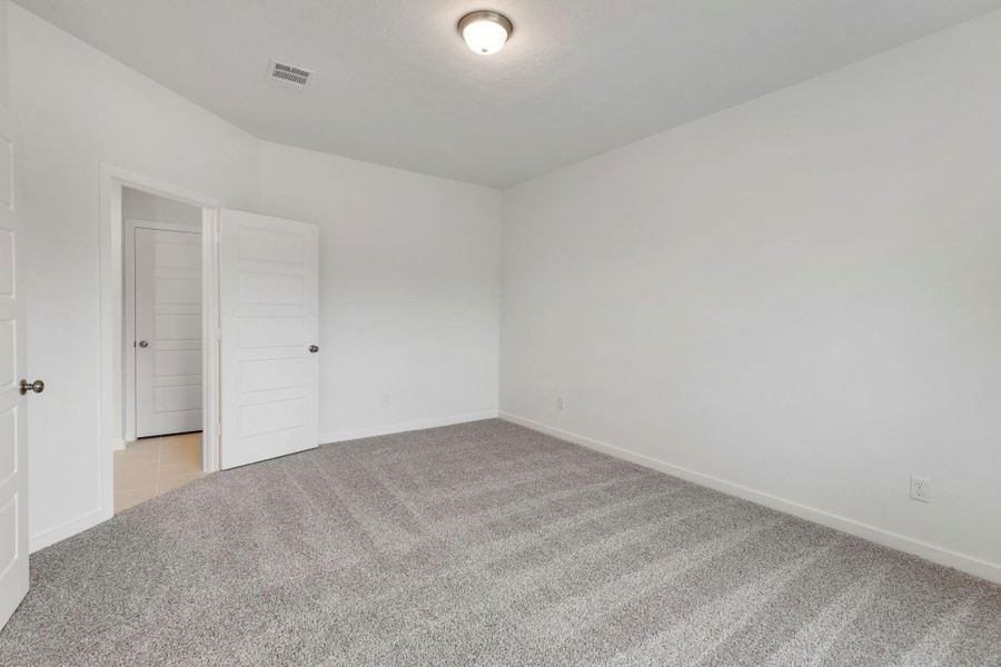 Spacious, unfurnished interior of a new home in Sterling Ridge, Huntsville (Image 30).