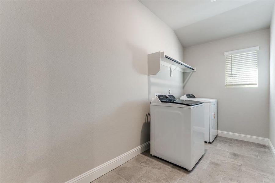 Laundry area featuring baseboards and independent washer and dryer