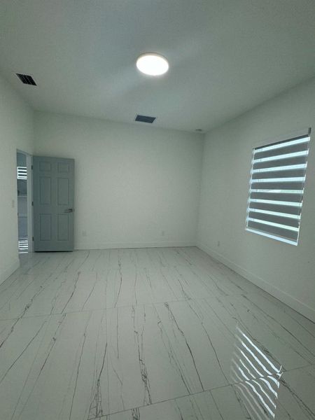 Spacious, unfurnished interior of a new home in , Port St. Lucie (Image 9).