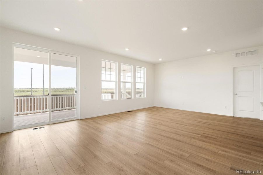 Spacious, unfurnished interior of a new home in Turnberry, Commerce City (Image 17).