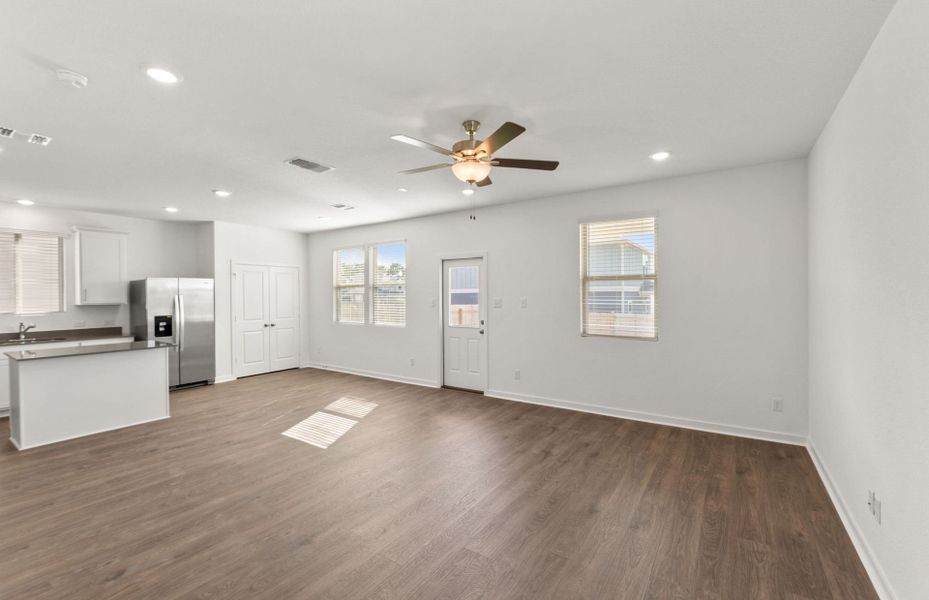 Spacious, unfurnished interior of a new home in Sunfield, Buda (Image 15).