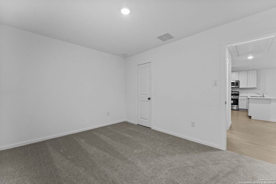 Spacious, unfurnished interior of a new home in , Floresville (Image 24).
