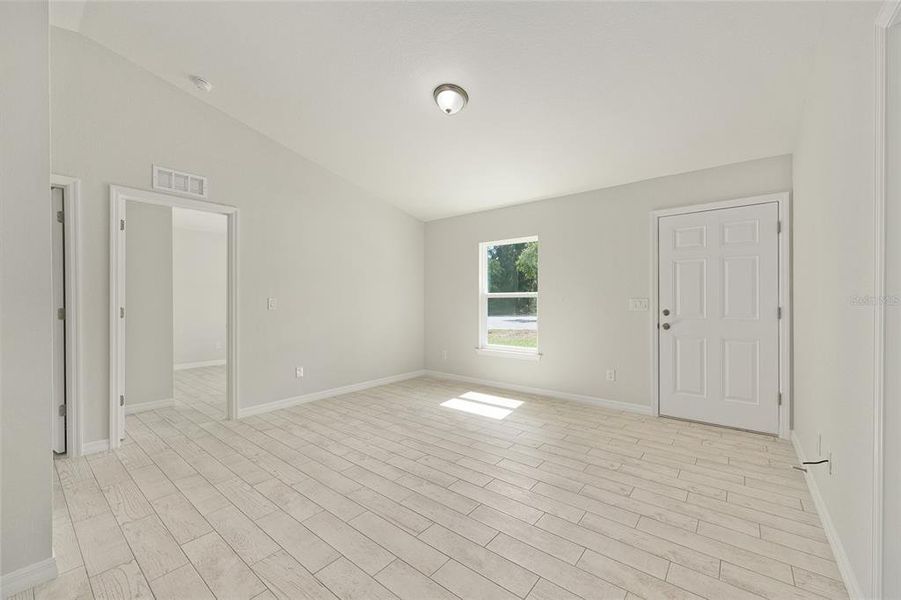 Spacious, unfurnished interior of a new home in , Ocala (Image 23).