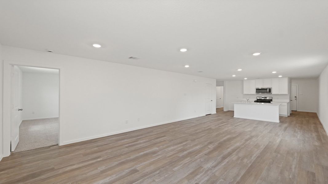 Representative unfurnished interior of a home built from the Barton by D.R. Horton in Lake Conroe Cove, Willis (Image 15).