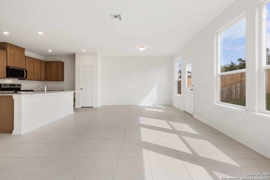 Spacious, unfurnished interior of a new home in Hidden Bluffs at TRP, San Antonio (Image 9).
