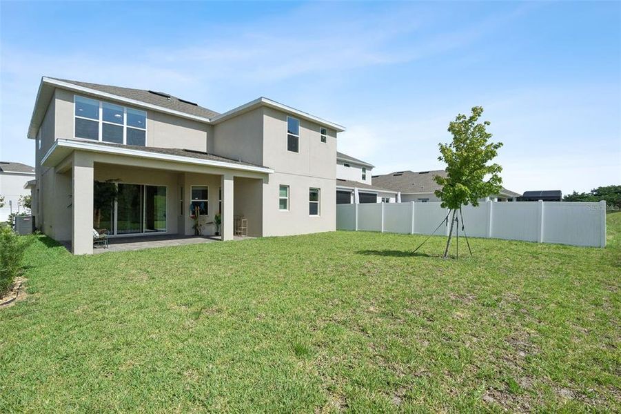Exterior details and patio area of a home in , Winter Garden (Image 27).