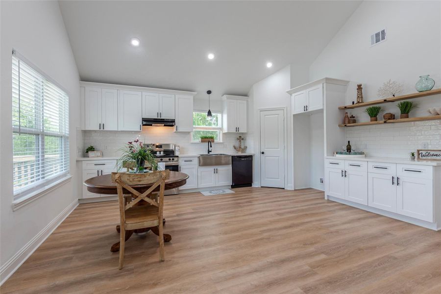 Large open concept kitchen/breakfast space.