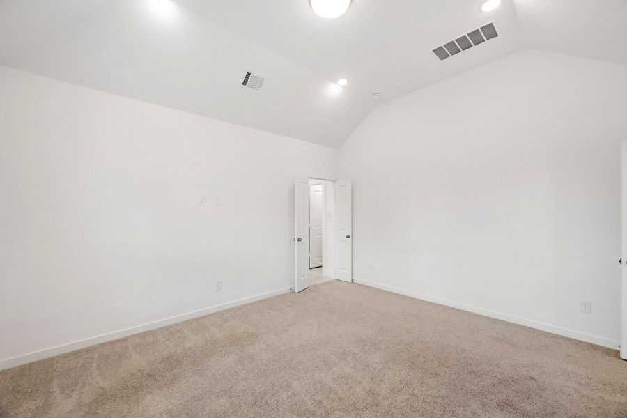 Spacious, unfurnished interior of a new home in Meridiana, Iowa Colony (Image 29).